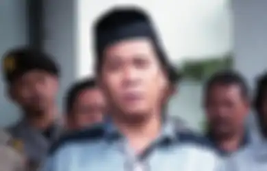 Jadi yang Pertama Dibangun saat Dirikan Pesantren, Begini Penampakan Kuburan Anton Medan yang Sudah Siap Sejak 2002, Tertutup Meja dan Dikelilingi Sofa Hitam