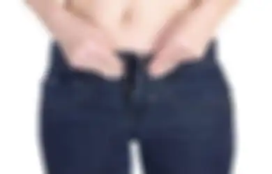 3 Trik Atasi Jeans Kekecilan hingga Kebesaran Cuma Pakai Keret Gelang!