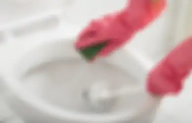 Nyesal Baru Tahu Sekarang, Ternyata Ampas Teh Bisa Bersihkan Noda Toilet!