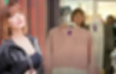 Setahun Tak Dapat Job Nyanyi Gegara Pandemi, Pedangdut Seksi Ini Akhirnya Banting Setir Jadi Pedagang Baju, Lihat Penampakannya Saat Layani Pembeli..