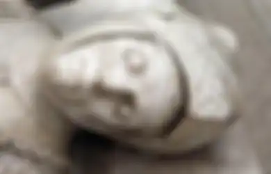 Unik! Orang yang Mencium Patung Ini Katanya Bisa Segera Menikah