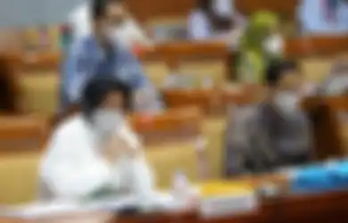 Ikut Evakuasi Korban Bencana Siklon Tropis Seroja di NTT, Risma Akui Sempat Dimarahi Warga hingga Bawa Kompor Gas dan Orek Tempe untuk Para Korban!