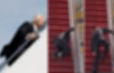 Ikut-ikutan Mengolok-olok Joe Biden yang Terjatuh saat Menaiki Tangga Pesawat Kepresidenan, Ternyata Donald Trump Juga Lebih Banyak Dipermalukan, Inilah Momen Memalukan Donald Trump saat Menjadi Presiden