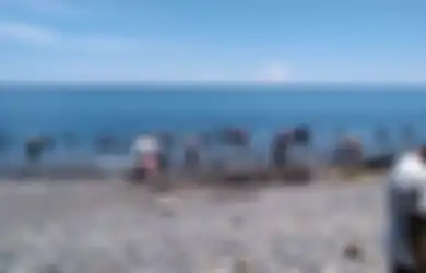 Heboh! Warga Pantai Tamilouw Ketiban Mujur Temukan Pasir Emas di Sepanjang Pantai 
