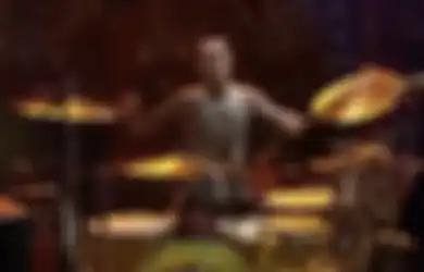 Tonton Aksi Gokil Travis Barker Main Drum Cuma Dengan Satu Tangan