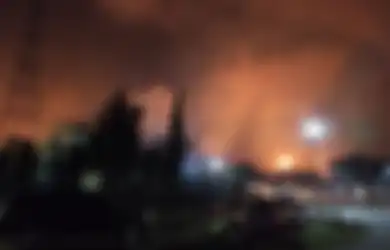 Langit Indramayu Menyala Terang Akibat Api Kebakaran, Benarkan Kilang Minyak Pertamina di Balongan Meledak karena Petir?