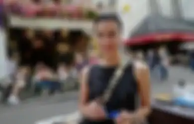 Dipeluk Sophia Latjuba hingga Dipuji Jadi Calon Menantu, Letak Tangan Pacar Eva Celia Jadi Sorotan Netizen, Ada Apa?