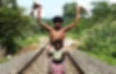 Dikira Cari Mati Ajak Anaknya Berdiri di Tengah Rel Saat Kereta Melaju Tepat di Depannya, Tak Disangka  Aksi Ayah dan Anak Ini Justru Membuat Banyak Orang Terkagum-Kagum