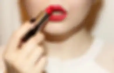Kerap Digunakan Untuk Samarkan Wajah Pucat dan Lembabkan Bibir, Bagaimana Hukum Memakai Lipstik atau Pelembab Ketika Puasa?