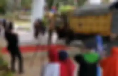 Pesta Kelulusan Kuliahnya Masih Terhalang Covid-19, Mahasiswa Ini Datangi Perayaan Wisuda 'Drive Thru' dengan Kendarai Truk: Buat Hiburan, Bete Gegara Corona