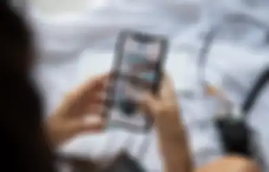 Ponsel Tidak Bisa Lepas dari Aktivitas Sehari-hari, Benarkah Sinar Radiasi Handphone Bisa Bahayakan Kesehatan Mata, Simak Penjelasannya Berikut ini