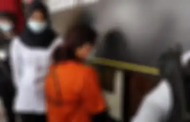 2 Tahun Buka Bisnis Prostitusi Online di Rumah, Ibu Ini Nekat Jajakan Anak Gadisnya ke Pria Hidung Belang, Polisi: Putrinya Sendiri Dipasang Tarif Rp 400 Ribu