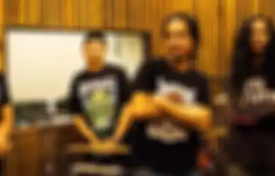 Cadas! Begini Aksi Live Rey 'KPR' Bareng Band Stoner Shovelhead