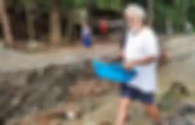 Kini Sudah Bukan Siapa-siapa, Mantan Presiden Pertama Timor Leste Xanana Gusmao Turun Langsung Bantu Korban Banjir, Fotonya Beredar Luas di Internet