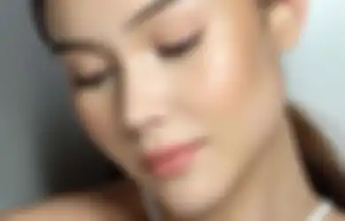 3 Cara Mencegah Jerawat saat Pakai Makeup. Biar Wajah Mulus Terus!