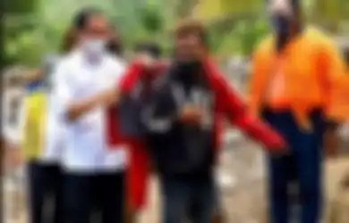 Bangga Diberi hingga Dipakaikan Jaket oleh Orang Nomor 1 di Indonesia, Pemuda NTT Ini Terkejut Lihat Benda yang Terselip di Benda Pemberian Presiden Jokowi