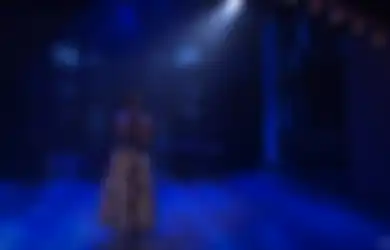 Beri Penghormatan buat Kurt Cobain, Kid Cudi Manggung Pake Cardigan Hijau dan Gaun Bunga di ‘SNL’