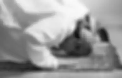 Terlalu Lama Sujud sampai Didatangi Tim Forensik, Video Pria yang Sedang Salat Ini Viral di TikTok