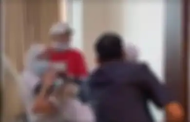 Gayanya Selangit Bak Orang Paling Sangar Sedunia, Pelaku Penganiayaan Perawat RS Siloam Nyatanya Sempat Balik Masuk ke Dalam Rumah Saat Dijemput Polisi, Ciut Nyali?