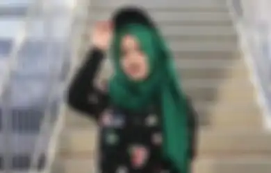 Pakai Hijab Hijau, Ini 3 OOTD Putri Delina yang Bisa Jadi Inspirasi!
