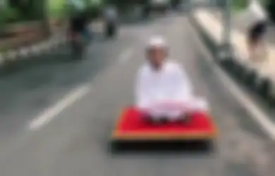 Viral Cowok Naik Karpet Terbang Kayak Aladdin di Jalan Raya, Ternyata Begini Triknya