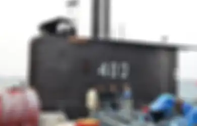 Alas Shalat Termasuk Daftar Barang Temuan Tim Pencari, Foto Kru KRI Nanggala-402 Shalat Berjamaah di Geladak Kapal Bikin Air Mata Tumpah, Netizen: Mberebes Mili Liatnya