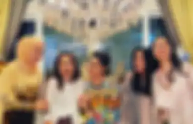 Disebut Bisa Mendadak Bangkrut, Mayangsari Nyatanya Pamer Foto Suami Ganteng Buka Puasa, Netizen Malah Salfok Pada Barang Tak Biasa Ini