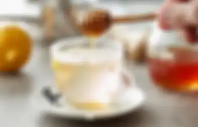 Bantu Mengurangi Alergi dan 3 Manfaat Lain Minum Madu dengan Air Hangat di Pagi Hari