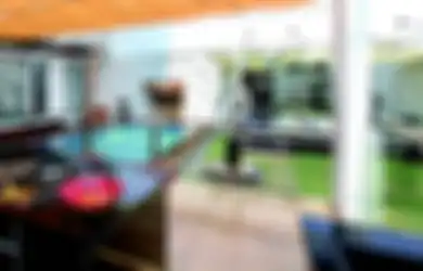 Dapur Terbuka Menghadap Taman untuk Menjamu Kerabat dan Tamu