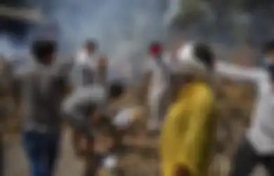Korban Jiwa Akibat Covid-19 Sentuh 117 Kematian Perjam, Warga India Nekat Gotong Royong Tebang Pohon-pohon di Taman untuk Kremasi