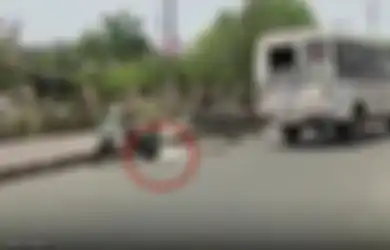 Saking Amburadulnya Kondisi di India Akibat Covid-19, Ambulans Bobrok Sampai Digunakan Untuk Membawa Mayat Pasien Covid-19, Jenazahnya Malah Terjatuh di Jalanan