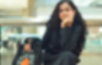 Kecenya 4 Gaya Anak Ramzi, Asila Maisa Pakai 1 Model Tas Kenzo Hitam!