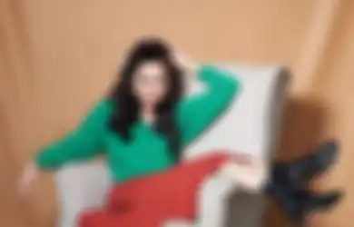 Putrinya Jadi Janda Tanjir Berpenghasilan Rp 50 Juta Sebulan, Intip Potret Sederhana Ibunda Aura Kasih yang Cuek Kenakan Daster Saat Nongkrong Manja di Bawah Pohon Mangga