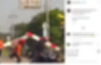 Gara-gara Melamun, Pengendara Motor Ini Tabrak Palang Pintu KA hingga Patah