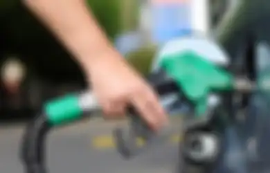 Bahaya, Jangan Lagi Goyangkan Kendaraan Saat Mengisi Bensin!