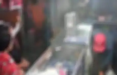 Viral Video Pemuda Pukuli dan Aniaya Pacarnya Gara-gara Cemburu Lalu Ingin Lihat Chat HP, Emak-emak dan Bapak-bapak Ngumpul Malah Cuma Nonton Tanpa Melerai Sedikitpun