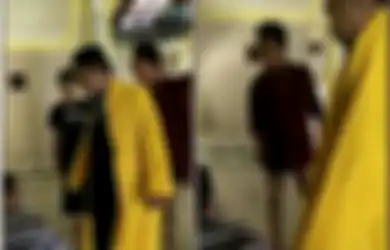 Lagi Jalankan Sholat, Pria Ini Disatroni hingga Hampir Diusir Pengurus Masjid  di Bekasi karena Memakai Masker Saat Beribadah, Walikota Turun Tangan