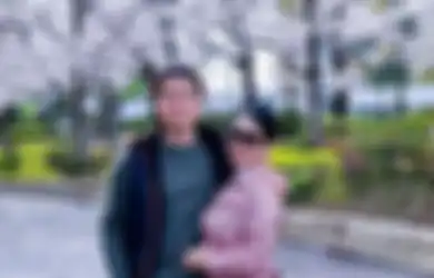 Pulang Kampung ke Indonesia Jelang Lebaran, Syahrini dan Reino Barack Sukses Bikin Baper Usai Pamer Kemesraan Bak Pengantin Baru Saat Foto Bareng Ibunda!