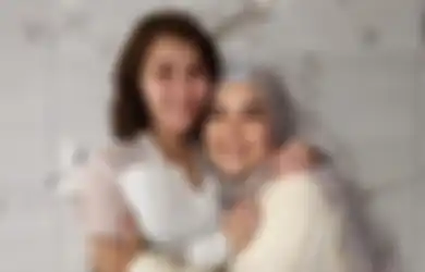Murka, Umi Kalsum dan Ayah Rozak Bawa Polisi Grebek Rumah Haters Ayu Ting Ting, Sampai Minta Bantuan KBRI, Ada Apa?