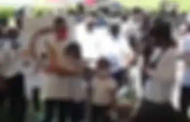 Suasana Haru Iringi Proses Pemakaman Raditya Oloan di San Diego Hills, Sang Anak Peluk Erat Joanna Alexandra