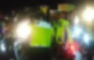Nekat Ikut 'Jebol' Penyekat Jalur Mudik di Karawang, Emosi Pemudik Ini Berhasil Diredam Usai Dapat Pelukan Hangat Petugas, AKP Rizky Saputro: Dia Bersedia Putar Balik