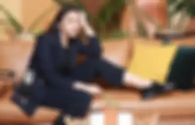 Putri Tanjung Pamer Wajah Semringah Gandeng Kekasih dengan Cincin Melingkar di Jari, Sosok si Pria Langsung Ramai Jadi Sorotan