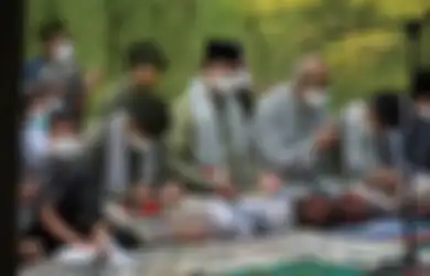 Anies Baswedan Gelar Salat Idul Fitri 2021 di Halaman Rumah Bersama Puluhan Anggota Keluarganya, Intip Penampakannya yang Luas dan Asri dengan Tanaman Rimbun Menyelimuti
