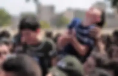 Tentara Zionis Bombardir Gaza di Bulan Ramadan, Seorang Bocah Palestina Menangis Histeris Saat Tahu Ayahnya Tewas Gara-gara Serangan Roket Israel: Aku Saja yang Mati...