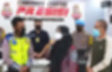 Seperti yang Sudah-sudah, Ibu-ibu yang Berkata Kasar Karena Nggak Boleh Mudik Minta Maaf ke Polisi yang Dia Hujat
