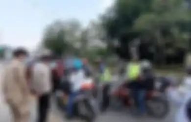 Bawa Barang Bawaan Banyak di Depan dan Belakang Motor, Pemudik Ini Terlanjur Ketar-ketir Dicegat Polisi, Ternyata Alasannya Mengejutkan!