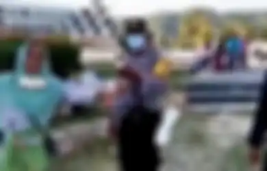 Lawan Petugas Kepolisian Pakai Bahasa Inggris Saat Ditertibkan, Video Emak-emak Diduga Pegadang Jadi Sorotan Netizen: Marah-marahnya Berkelas