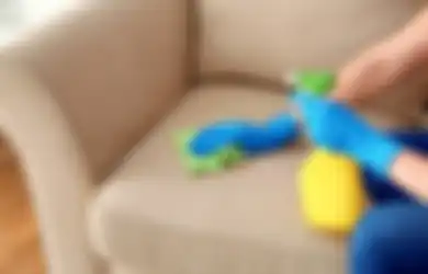 Iseng-iseng Campurkan Sabun Cuci Piring Saat Bersihkan Sofa, Ibu-Ibu Bakal Kaget dengan Hasilnya!