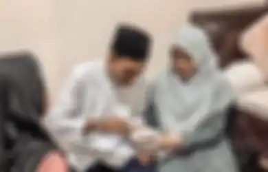 Terus Pamer Foto Mesra, Tangan Ustaz Abdul Somad ke Fatimah Az Zahra Jadi Sorotan