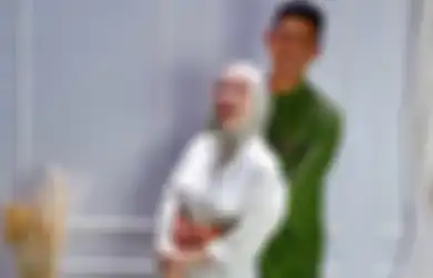 Rayakan Ulang Tahun Arya Saloka, Kelakuan Putri Anne yang Malah Ngemper Sambil Makan Nasi Bungkus di Bali Jadi Sorotan